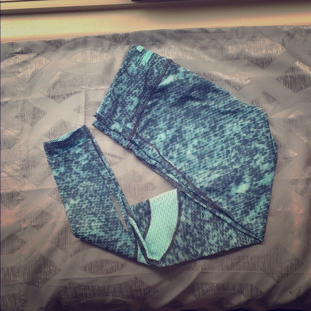UNDER ARMOUR patterned leggings.